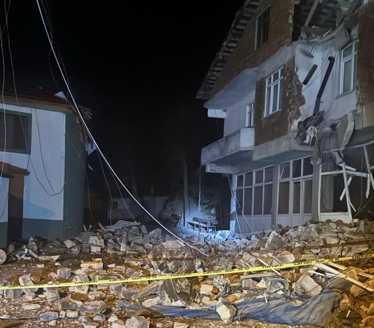 Tokat’ın Niksar ilçesi Günebakan köyündeki heyelan riski nedeniyle kapatılan caminin