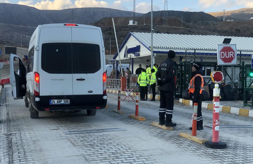 Erzincan’ın İliç ilçesinde toprak kayması meydana gelen maden ocağında arama