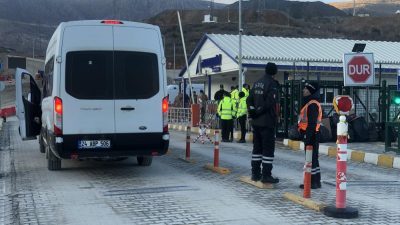 Erzincan’ın İliç ilçesinde toprak kayması meydana gelen maden ocağında arama