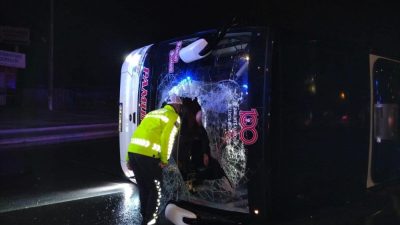 Balıkesir’in Edremit ilçesinde Zeytinli Sanayi Döner Kavşağına hızlı giren Antalya,