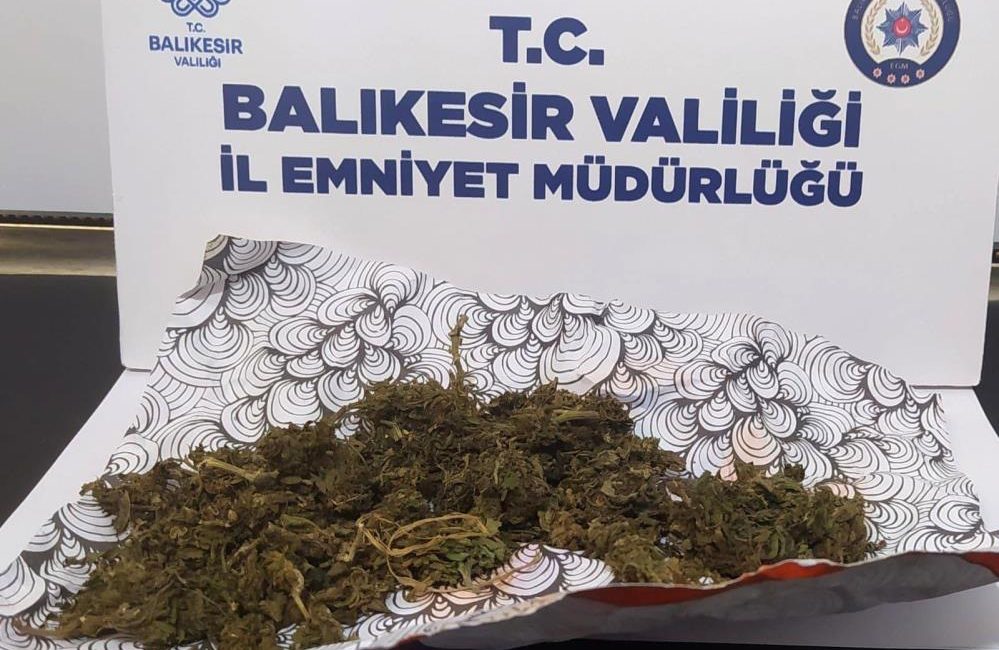 Bandırma’da 3 şahıs üzerinde uyuşturucu madde ile yakalandı.Bandırma İlçe Emniyet