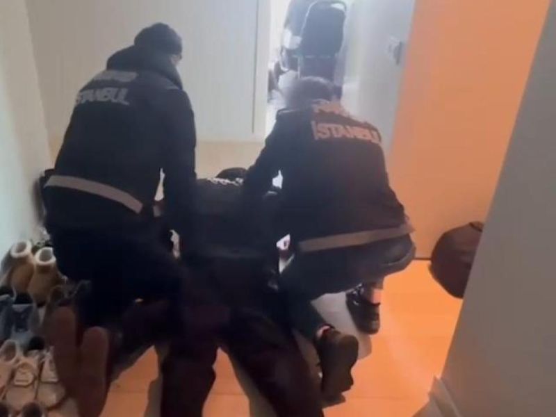 Kırmızı Bültenle Aranan Uyuşturucu Kartelinin Elebaşı “KARTEL-5” Operasyonuyla Yakalandı İçişleri Bakanı Yerlikaya: “Hollanda tarafından İnterpol Kırmızı Bülteniyle “Uyuşturucu Madde