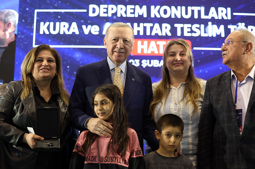 Cumhurbaşkanı Erdoğan, Hatay’da kura çekim ve konut teslim törenine katıldı Cumhurbaşkanı Recep Tayyip Erdoğan, depremden sonraki Hatay’a geldiklerinde karşılaştıkları tabloyu