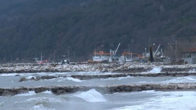  İmralı Adası güneyinde batan kuru yük gemisindeki mürettebatı arama çalışmalarına,