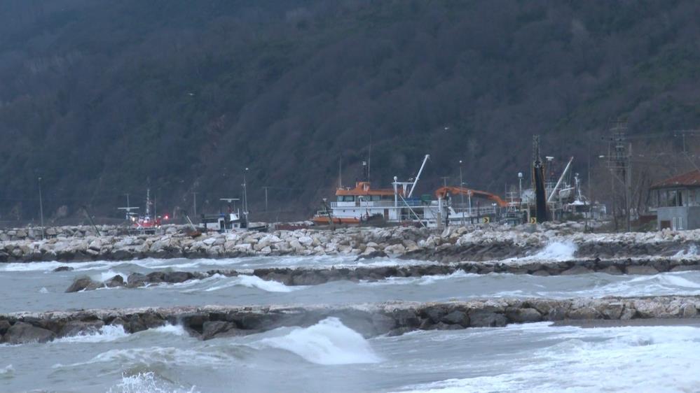  İmralı Adası güneyinde batan kuru yük gemisindeki mürettebatı arama çalışmalarına,