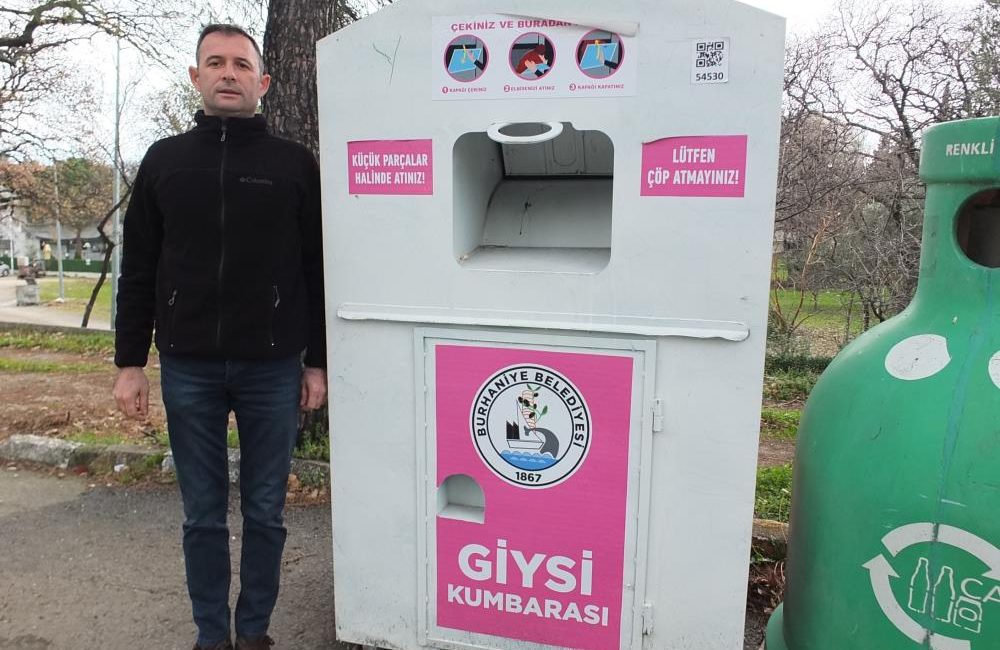  Burhaniye ilçesinde, Belediyenin ilçenin değişik yerlerine koyduğu giysi kumbaraları ilgi