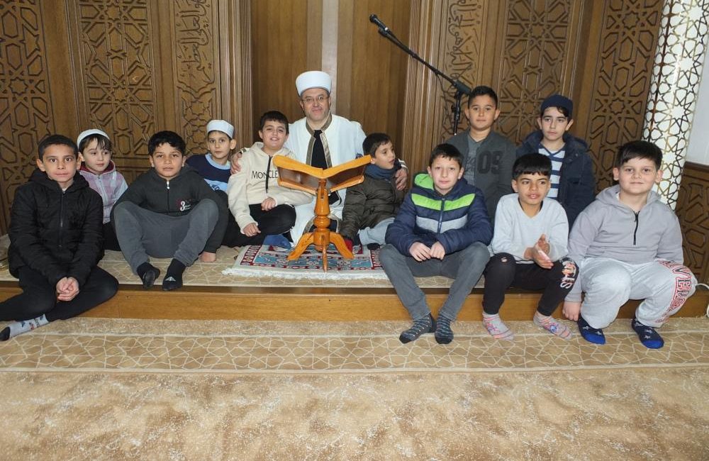 Burhaniye ilçesinde, Müftülüğün başlattığı “Sabah Namazı Buluşmaları” değişik camilerde devam