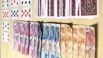 Denizli’nin Acıpayam ilçesinde kumar oynatıldığı belirlenen kahvehaneye düzenlenen operasyon suçüstü