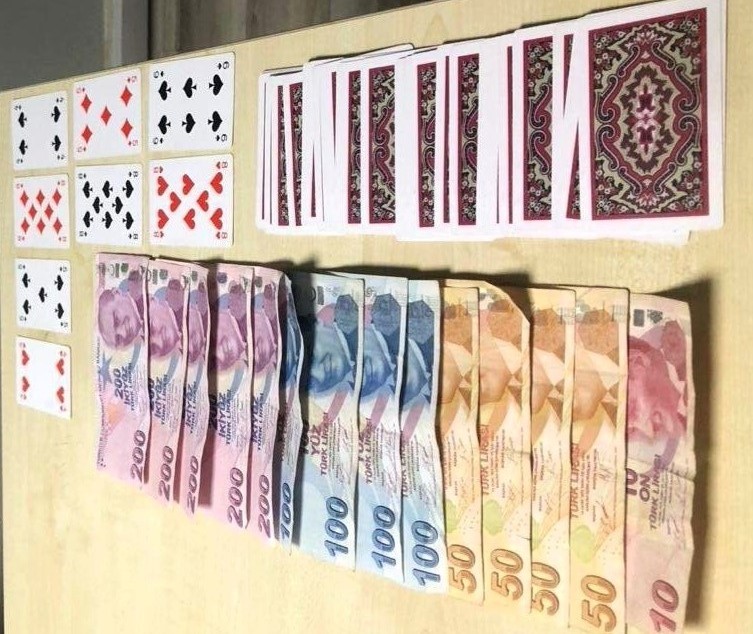 Denizli’nin Acıpayam ilçesinde kumar oynatıldığı belirlenen kahvehaneye düzenlenen operasyon suçüstü