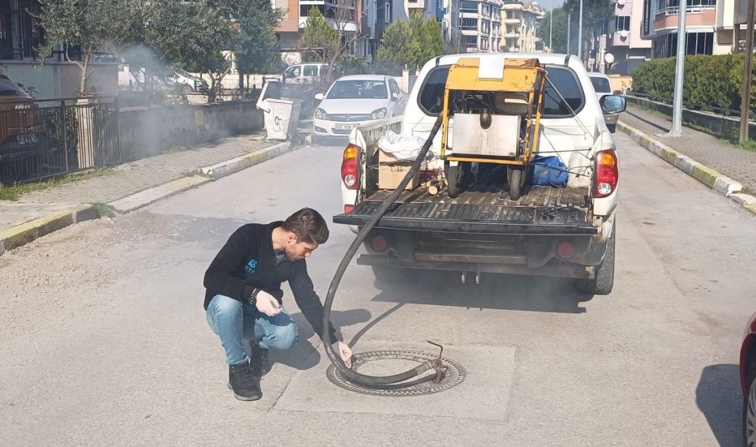 Altıeylül, haşerelere karşı önlemini hızlandırdı Altıeylül’de haşerelerin larvalarıyla da mücadele eden belediye ekipleri, kanal sisleme