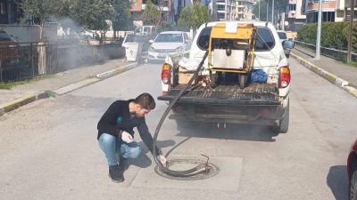Altıeylül’de haşerelerin larvalarıyla da mücadele eden belediye ekipleri, kanal sisleme