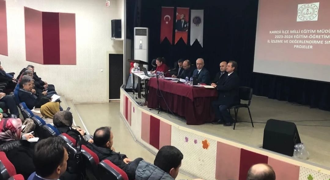 Karesi’de eğitim öğretimin ilk dönemi masaya yatırıldı Karesi İlçe Milli Eğitim Müdürlüğü tarafından düzenlenen toplantıda 2023-2024 eğitim