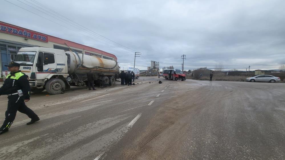 Eskişehir’de yolcularla dolu bir minibüsün vidanjöre çarpmasıyla meydana gelen trafik
