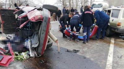 Ankara-Boru sınırında iki aracın çarpışması sonucu meydana gelen kazada 3