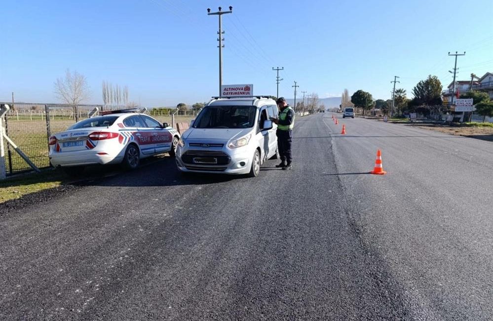 Jandarma ekipleri Balıkesir’in kırsal mahallerinde gerçekleştirdikleri asayiş ve trafik denetimlerinde