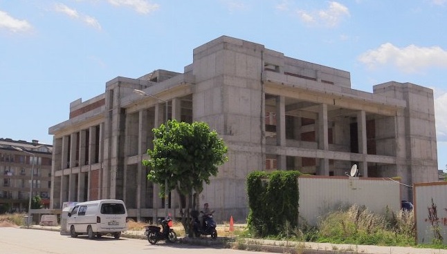 Bandırma’da inşaatı yarım kalan Kültür Merkezi ihaleye çıkıyor Bandırma’da 25 yıldır tamamlanamayan Kültür Merkezi inşaatı için yeniden ihaleye
