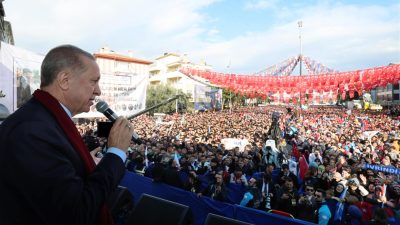 Balıkesir’de toplanan binlerce kişiye seslenen Cumhurbaşkanı Recep Tayyip Erdoğan, CHP’nin