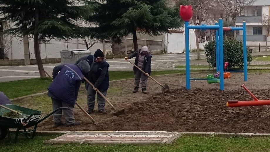 Altıeylül’de parklar temizlendi, tamir edildi Altıeylül Belediyesi tarafından ilçedeki parklarda temizlik çalışmaları gerçekleştirildi.Altıeylül Belediyesi Park