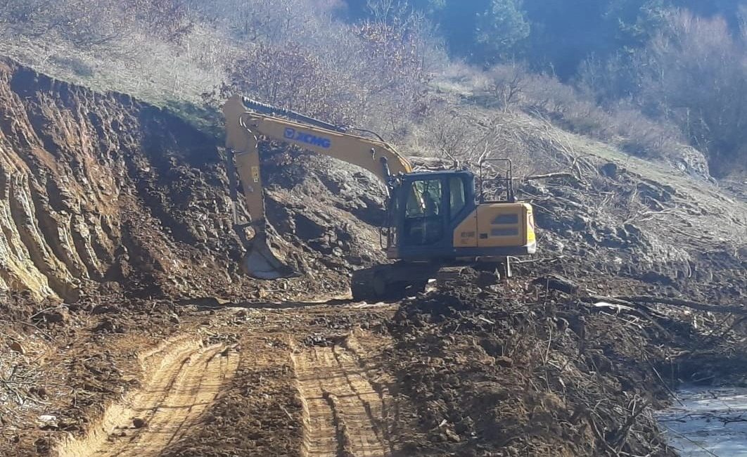 Sındırgı’daki çalışmalar çiftçilere can suyu olacak Sındırgı’da çiftçilerin kullanımı için 58’inci sulama göleti için çalışmaların başladığı
