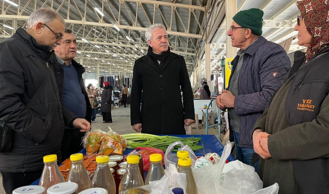 Güney, pazar esnafı ile bir arada Kapalı Pazar Yeri’nde esnaflar ile bir araya gelen Susurluk Belediye