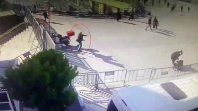 Çağlayan’da bulunan İstanbul Adalet Sarayının C Kapısı önündeki polis kontrol