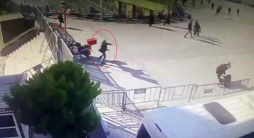 Çağlayan’da bulunan İstanbul Adalet Sarayının C Kapısı önündeki polis kontrol