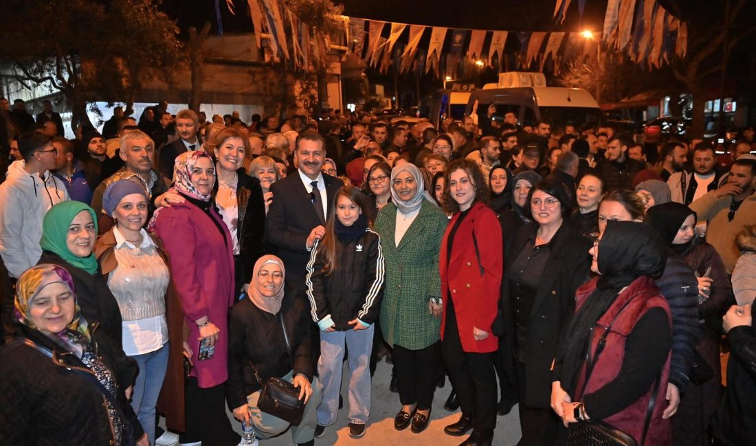 Vatandaşlar, Yücel Yılmaz’a yürekten sarılıyor Yıllardır adım attığı her noktada bir eser, bir hizmet, bir