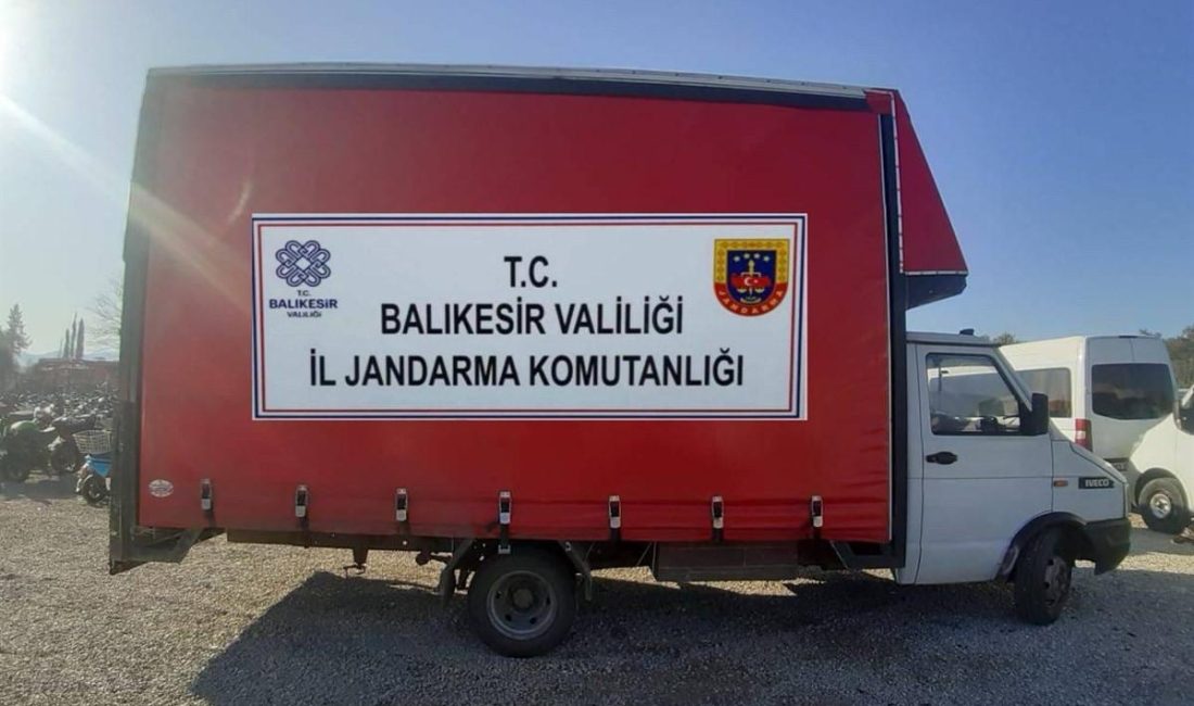 Balıkesir’de 38 düzensiz göçmen ve 1 organizatör yakalandı Balıkesir’de Yunanistan’a yasa dışı yollarla gitmeye çalışan 38 düzensiz göçmen