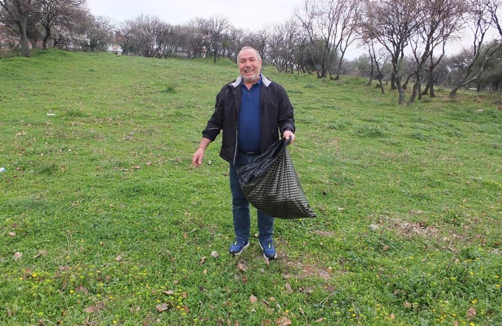 Burhaniye’de, çevre temizliği yapan Lütfü Kotan takdir topladı. Almanya’dan geldiğini