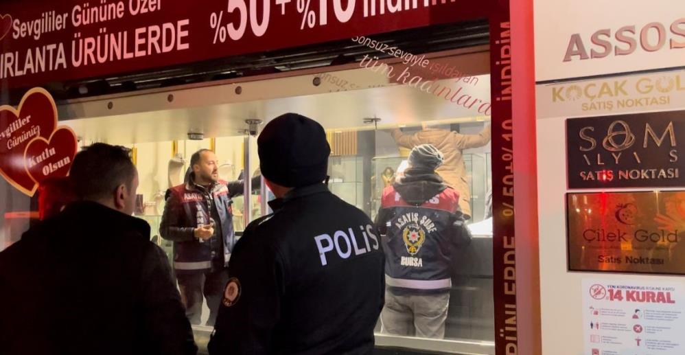  Bursa’da bir kuyumcu, kar payı vereceğini söyleyerek müşterilerinin altınlarını emanet