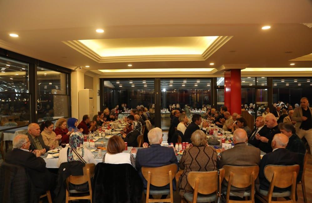 Burhaniye Belediye Başkanı Ali Kemal Deveciler, şehit ve gazi ailelerini