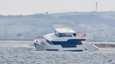 Çanakkale Boğazı’nda karaya oturan, 19 metre uzunluğunda ve içinde 3