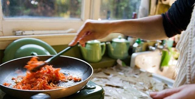 Sahurdan hemen sonra yatmak reflü ataklarını tetikleyebilir Ramazan ayına sayılı saatler kala iftarda ve sahurda fazla yemek
