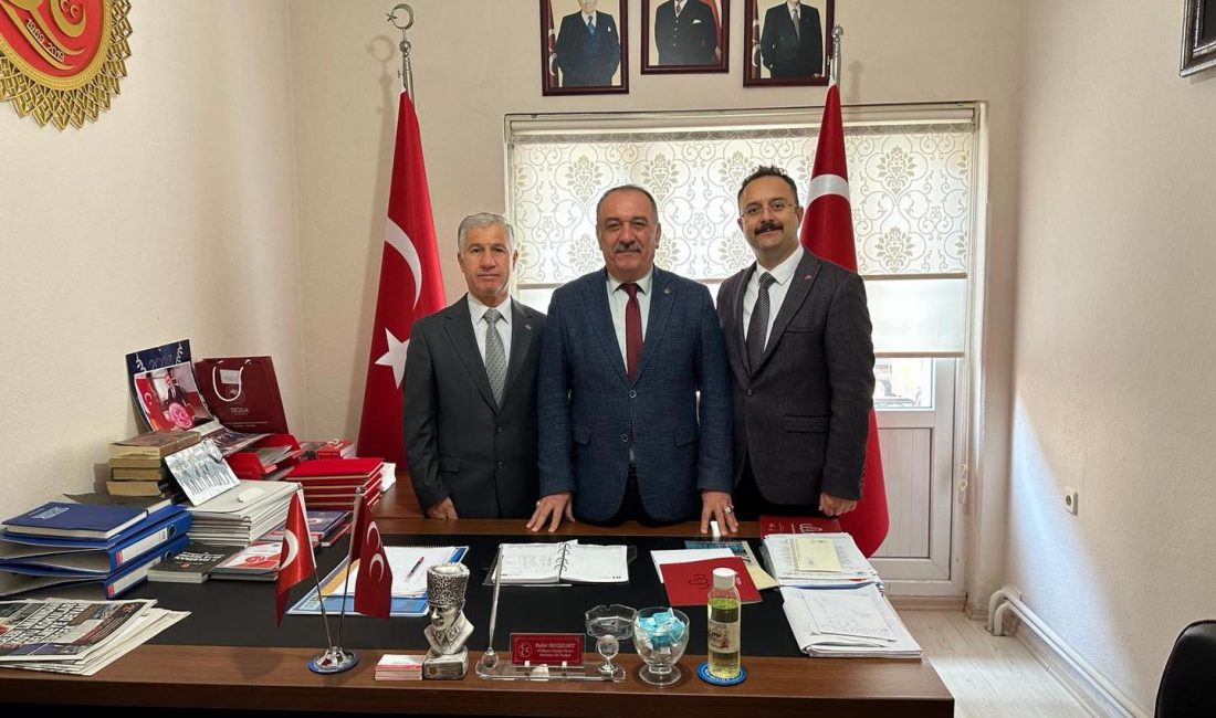 Milliyetçi Hareket Partisi Bandırma İlçe Başkanı Bekir Bozkurt, başkan yardımcısı