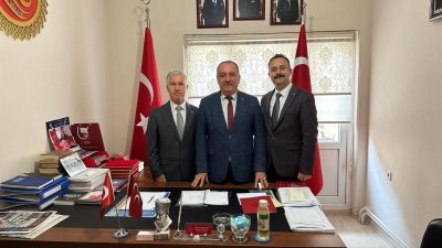 Milliyetçi Hareket Partisi Bandırma İlçe Başkanı Bekir Bozkurt, başkan yardımcısı
