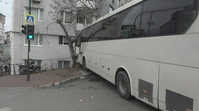  Bursa’da freni patlayan otobüs önce orta refüjde bulunan ağaca ve