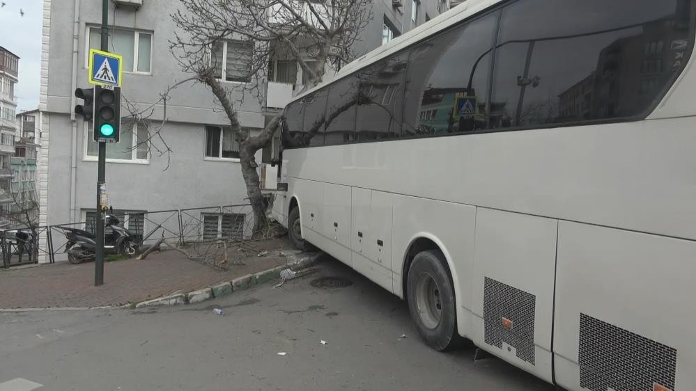  Bursa’da freni patlayan otobüs önce orta refüjde bulunan ağaca ve