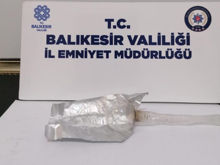  Bandırma’da kaba üst araması yapılan üç ayrı şahıstan uyuşturucu madde