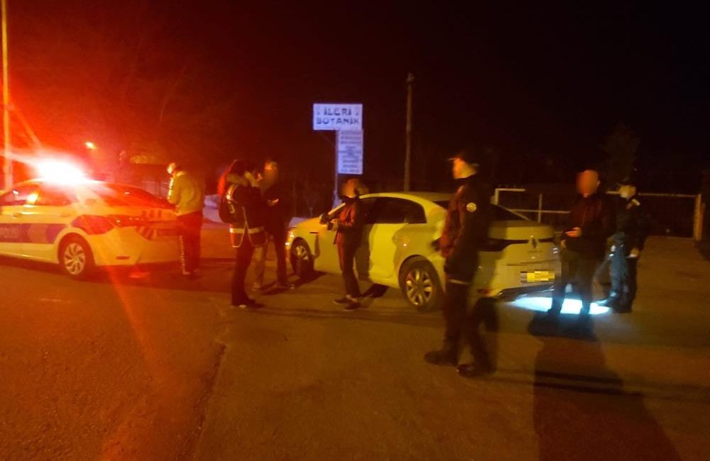 Burhaniye’de, İlçe Emniyet Müdürlüğü ekiplerinin yaptığı sabit ve hareketli uygulamalarda