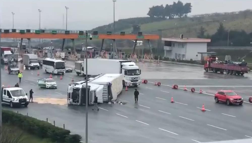 Bursa’da sürücüsünün kontrolünden çıkan tır devrildi. Devrilen tırın ve dorsesinin