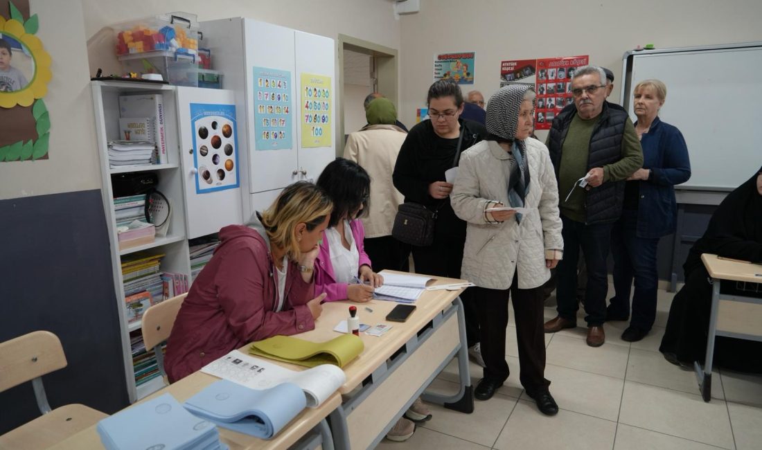 Balıkesir’de ilk oylar sandığa atıldı 31 Mart yerel seçimler çerçevesinde Balıkesir’de saat 08.00 itibarıyla ilk