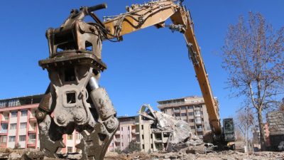 Depremlerin etkisiyle yıkılma riski taşıyan binaların yıkımı için Elazığ’daki bir