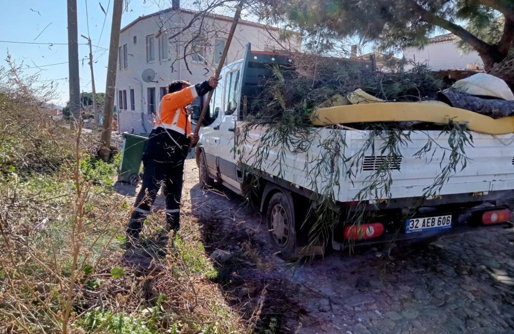 Ayvalık Belediyesi bünyesindeki Temizlik İşleri Müdürlüğü’ne bağlı emekçiler, ilçenin turizm