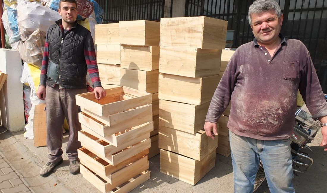 Havran’da, dede mesleği marangozluğu yapan Sezer Güven, başarılı kovan üreticisi