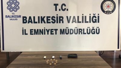 Balıkesir’de bir evin camını kırarak evdeki altın ve paraları çalan