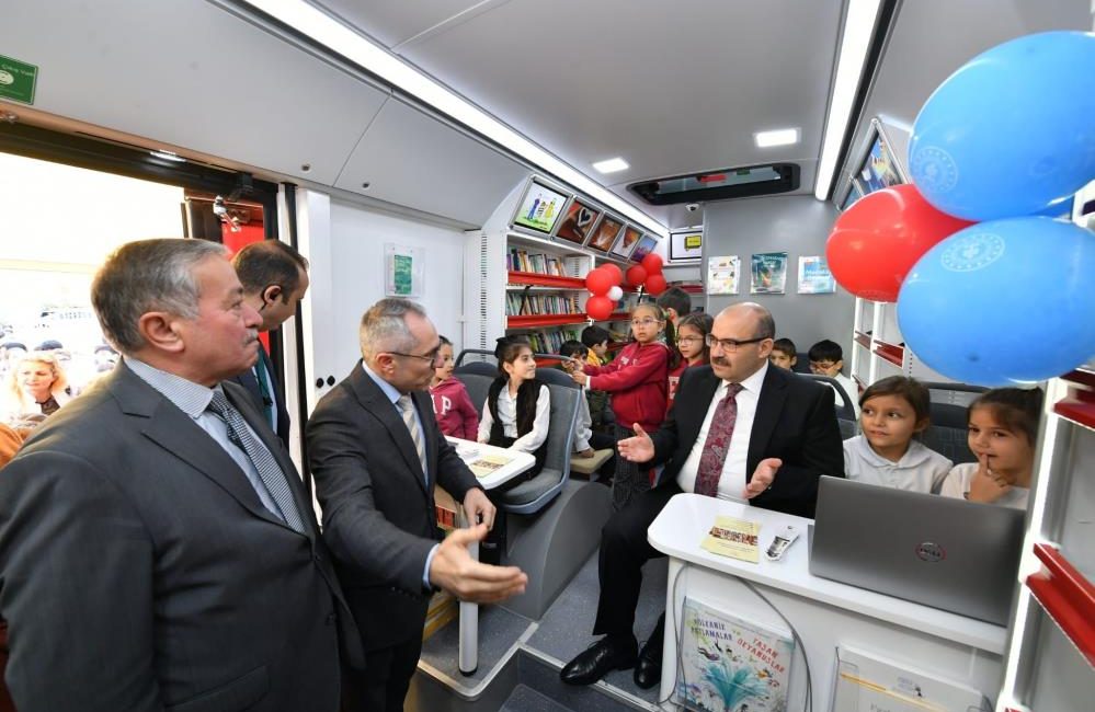 Balıkesir Valisi İsmail Ustaoğlu, Kültür ve Turizm Bakanlığı’nın kütüphane kullanımına