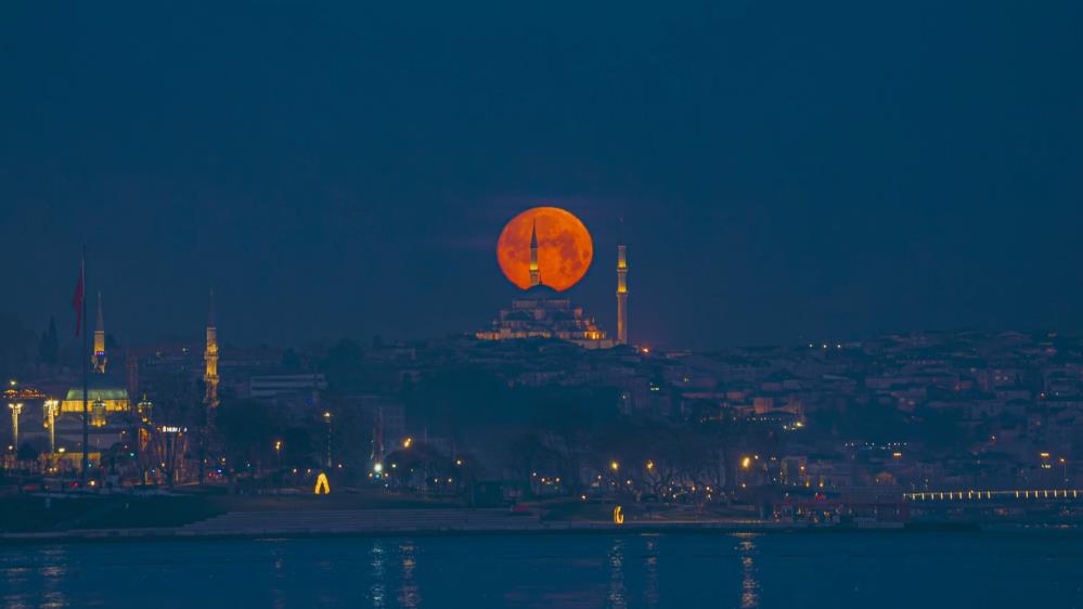 İstanbul’un en önemli simge yapılarından Fatih Camii ile birlikte görüntülenen