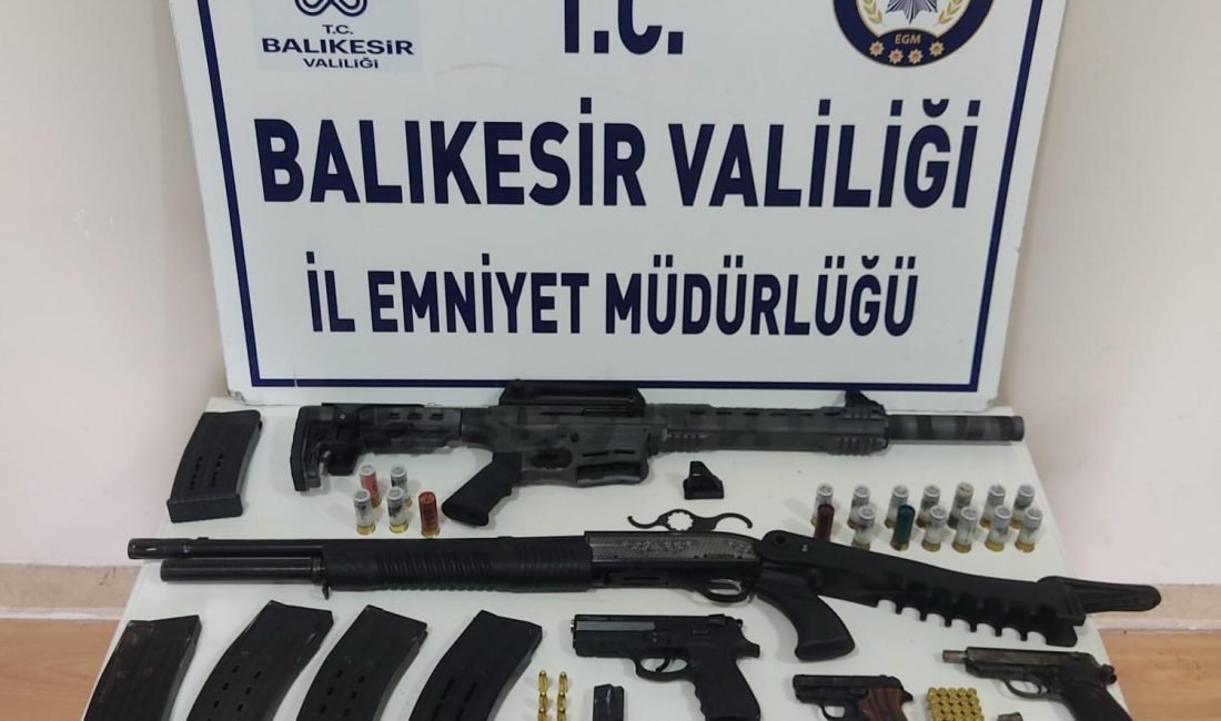 Susurluk’ta cephanelik gibi evi polis bastı Susurluk’ta bir eve baskın yapan polis ekipleri, ruhsatsız bir çok