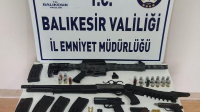 Susurluk’ta bir eve baskın yapan polis ekipleri, ruhsatsız bir çok