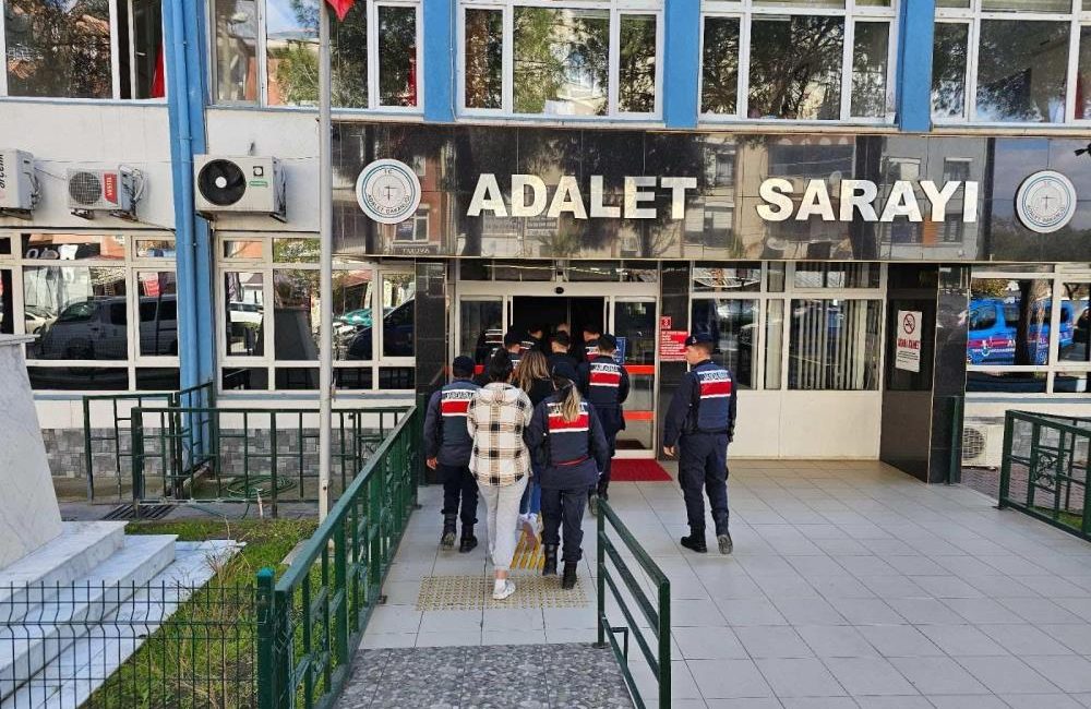 Balıkesir’de jandarma tarafından düzenlenen uyuşturucu operasyonunda gözaltına alınarak adliyeye sevk